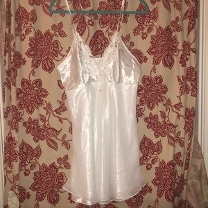 Dentelle nightgown with beautiful neck detail